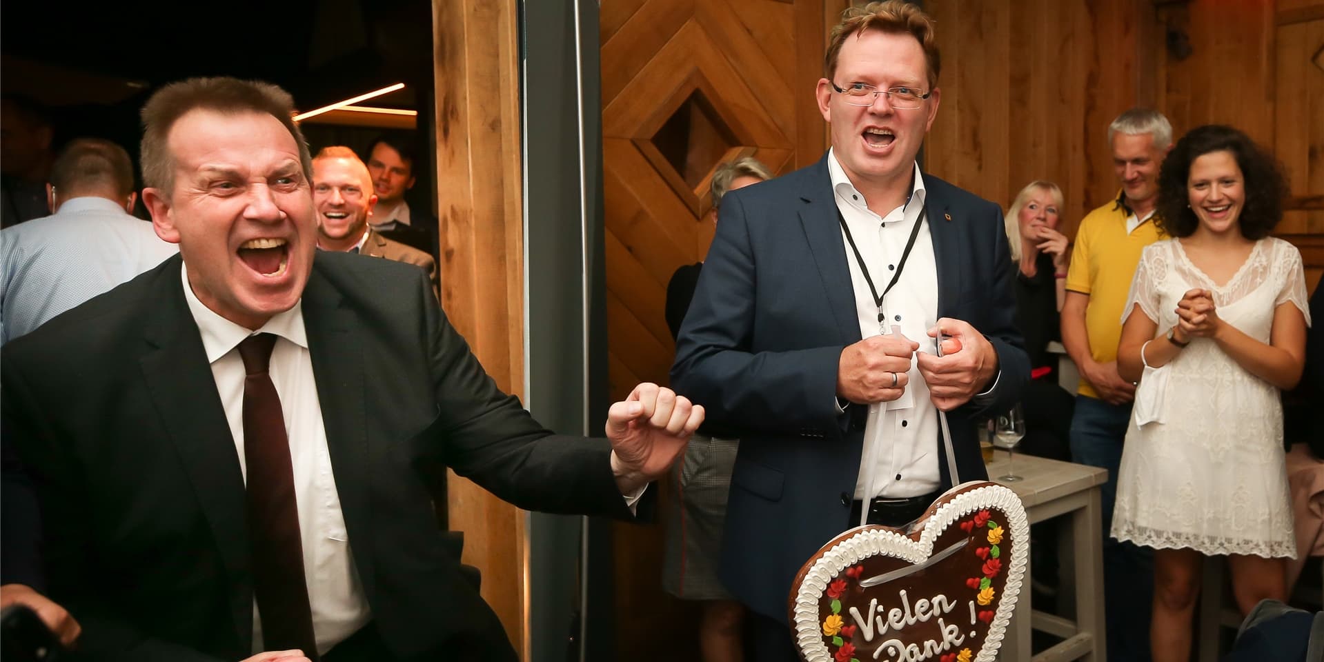 Der stellvetretende CDU-Kreisvorsitzende Thorsten Hoffmann (l.) mit OB-Kandidat Dr. Andreas Hollstein bei der Wahlparty im Haus Overkamp auf dem Höchsten.