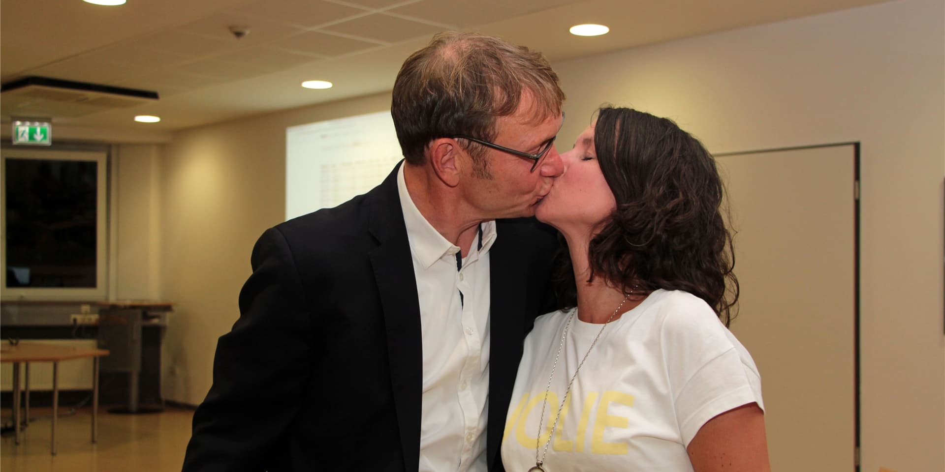 Freude pur bei Lothar Christ und seiner Frau Bianca. Er holt im ersten Wahlgang die absolute Mehrheit, bleibt Wernes Bürgermeister und muss nicht in die Stichwahl.