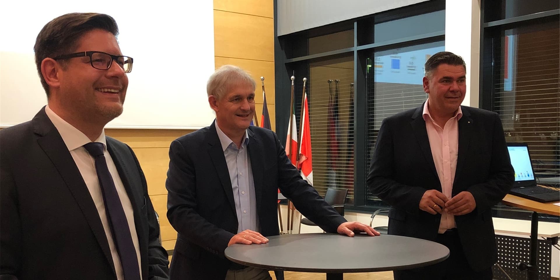 Der scheidende Landrat Michael Makiolla (M.) am Wahlabend mit seinen beiden Nachfolge-Kandidaten Marco Morten Pufke (CDU, l.) und Mario Löhr (SPD), die am 27. September in die Stichwahl müssen.