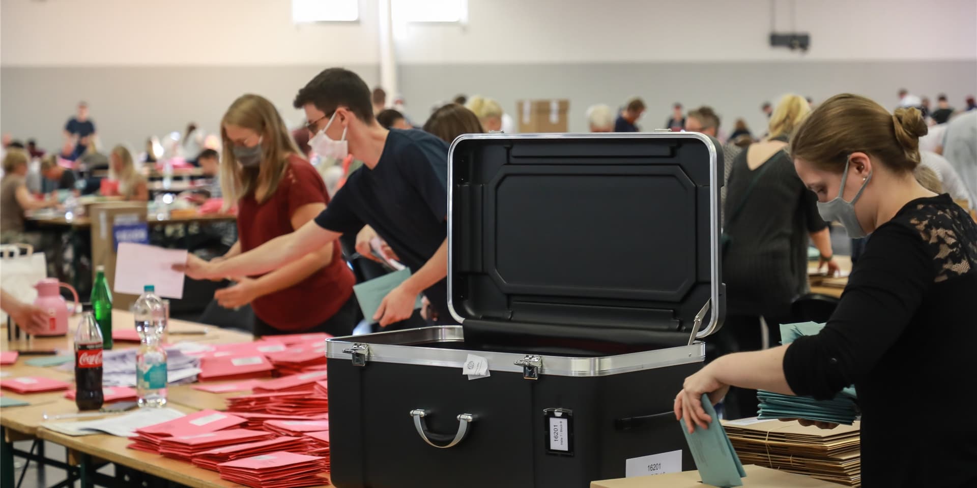 In diesem Jahr gab es in Dortmund besonders viele Briefwähler. Diese wurden im Briefwahlzentrum in den Westfalenhallen ausgezählt