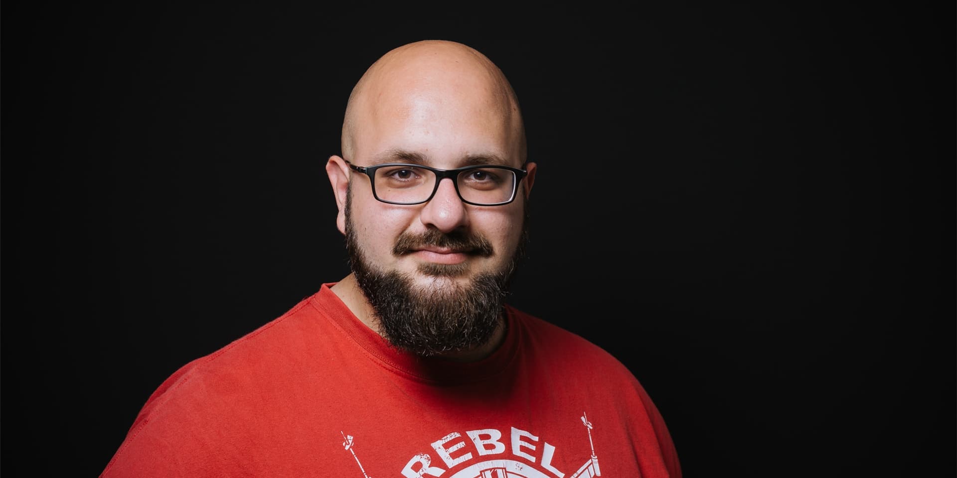 Seit mehr als sechs Jahren arbeitet Ulas Sazi Zabci, Mitglied der Satirepartei „Die Partei“ im Stadtrat von Mönchengladbach. Über seine erste Zeit dort sagt er: „Ich war völlig überfordert.“