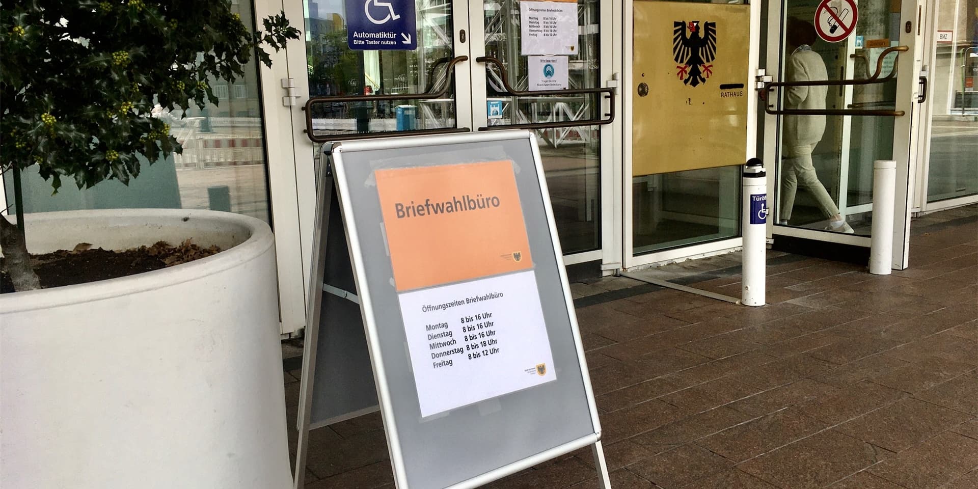 Eingang zum Briefwahlbüro im Rathaus