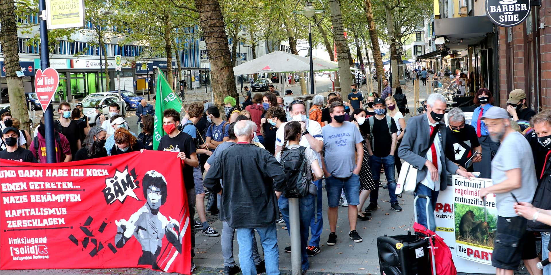 Rund 70 Menschen demonstrierten am Alten Burgwall gegen den Ende Juli eröffneten Thor-Steinar-Laden.