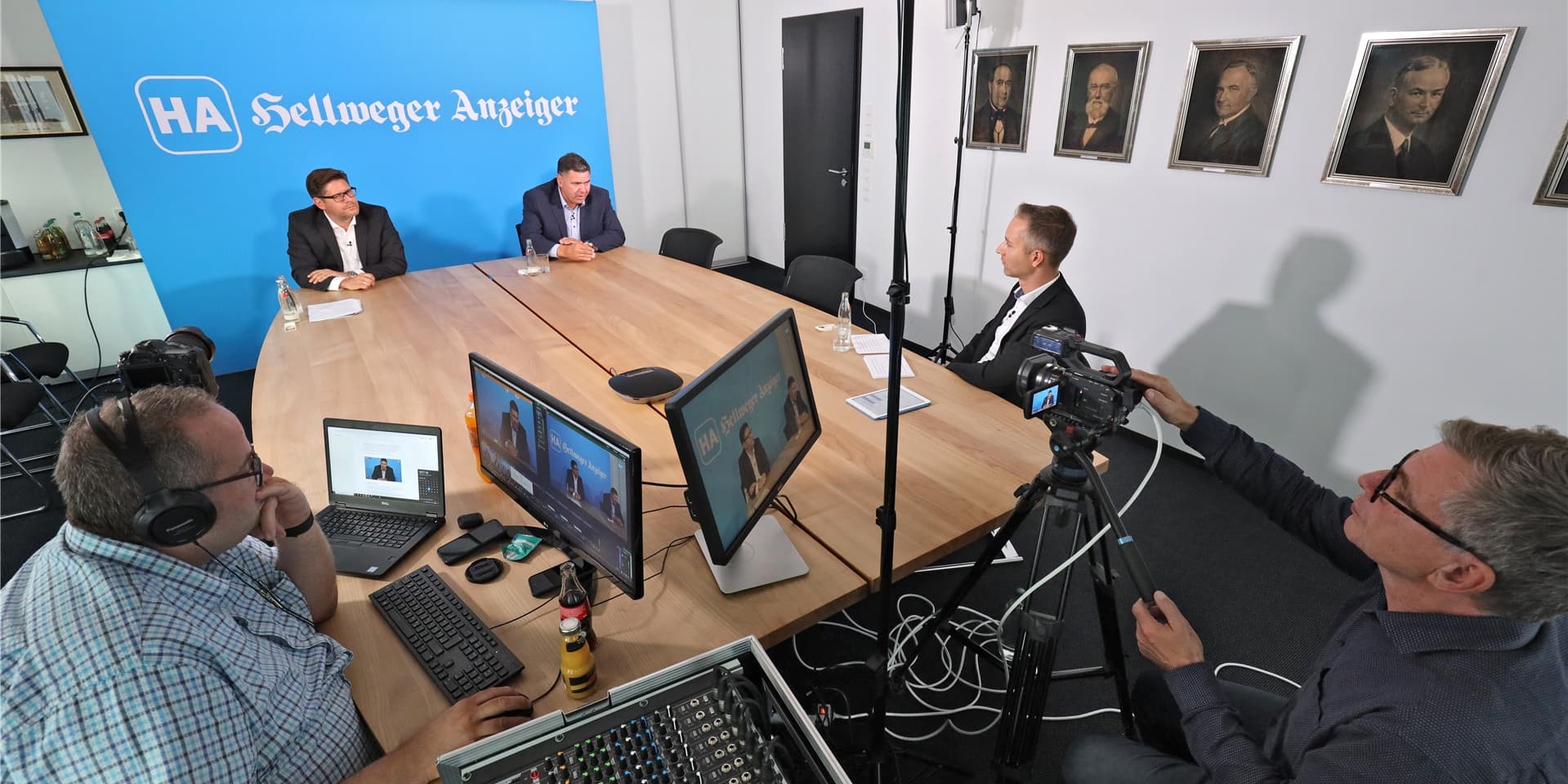 Die Landratskandidaten Marco Morten Pufke (hinten l.) und Mario Löhr im Livetalk mit Chef vom Dienst Kevin Kohues. Hinter der Kamera Stefan Milk (r.), in der Regie Marcel Drawe.