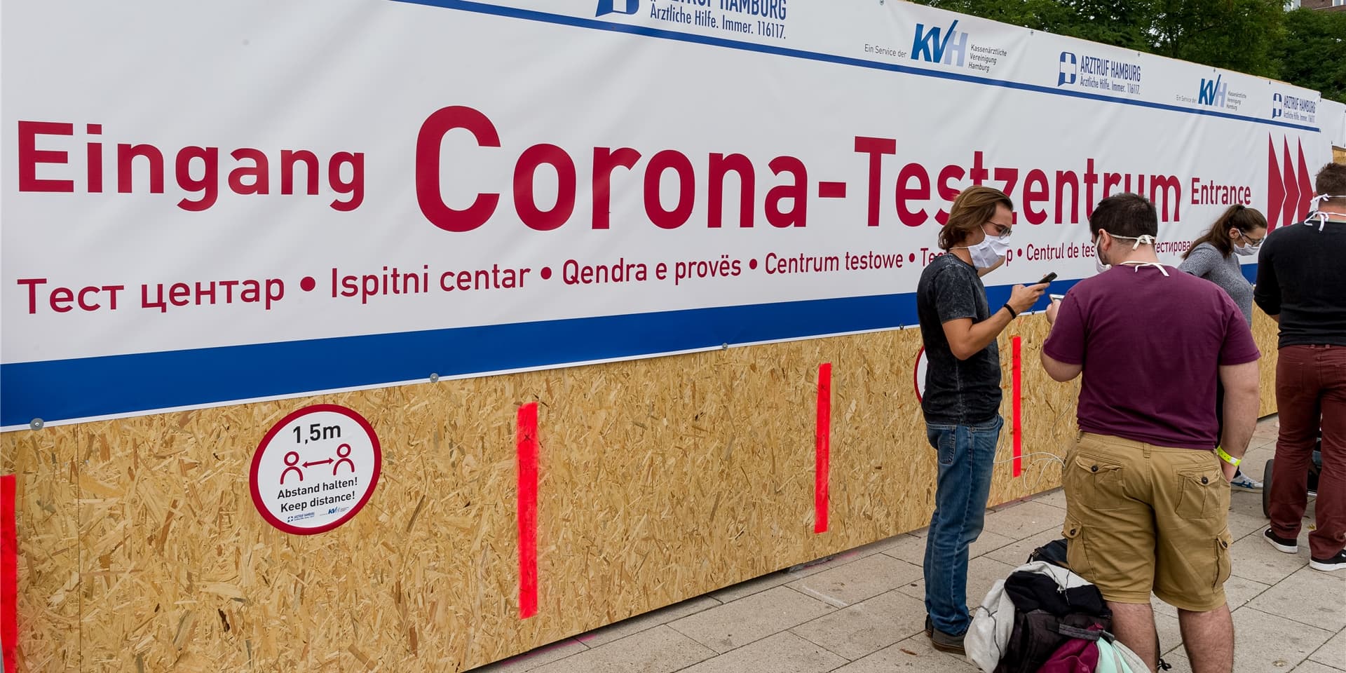 An Flughäfen und Bahnhöfen, wie hier in Hamburg, befinden sich Corona-Testzentren für Reiserückkehrer.