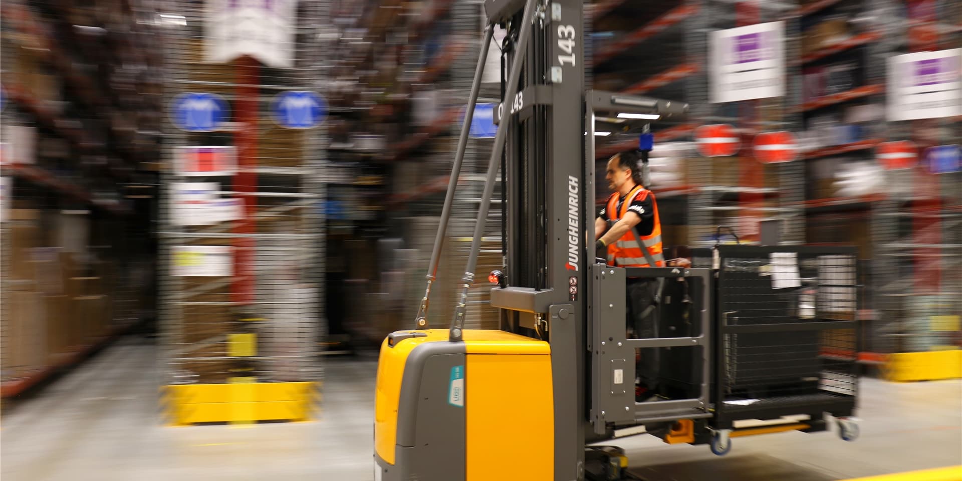 Im Weihnachtsgeschäft, das bereits bei Amazon in Werne begonnen hat, muss es oft schnell gehen. Noch am selben Tag der Bestellung gehen einige Pakete aus dem Logistikzentrum im Wahrbrink raus.