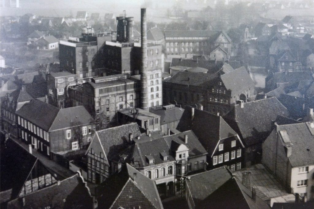 title attribut Von der Moormannfabrik fehlt heute jede Spur. Sie ist allerdings Namensgeberin für den Moormannplatz, den es an dieser Stelle noch heute gibt. Das Bild stammt wahrscheinlich aus den 1950er Jahren.