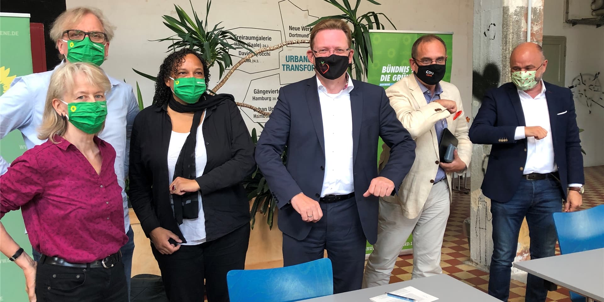 Blicken mit Spannung auf den Wahlsonntag: (v.l.) Die Grünen Ingrid Reuter, Ullrich Langhorst und Katja Bender, OB-Kandidat Dr. Andreas Hollstein sowie Sascha Mader und Uwe Waßmann von der CDU-Ratsfraktion.