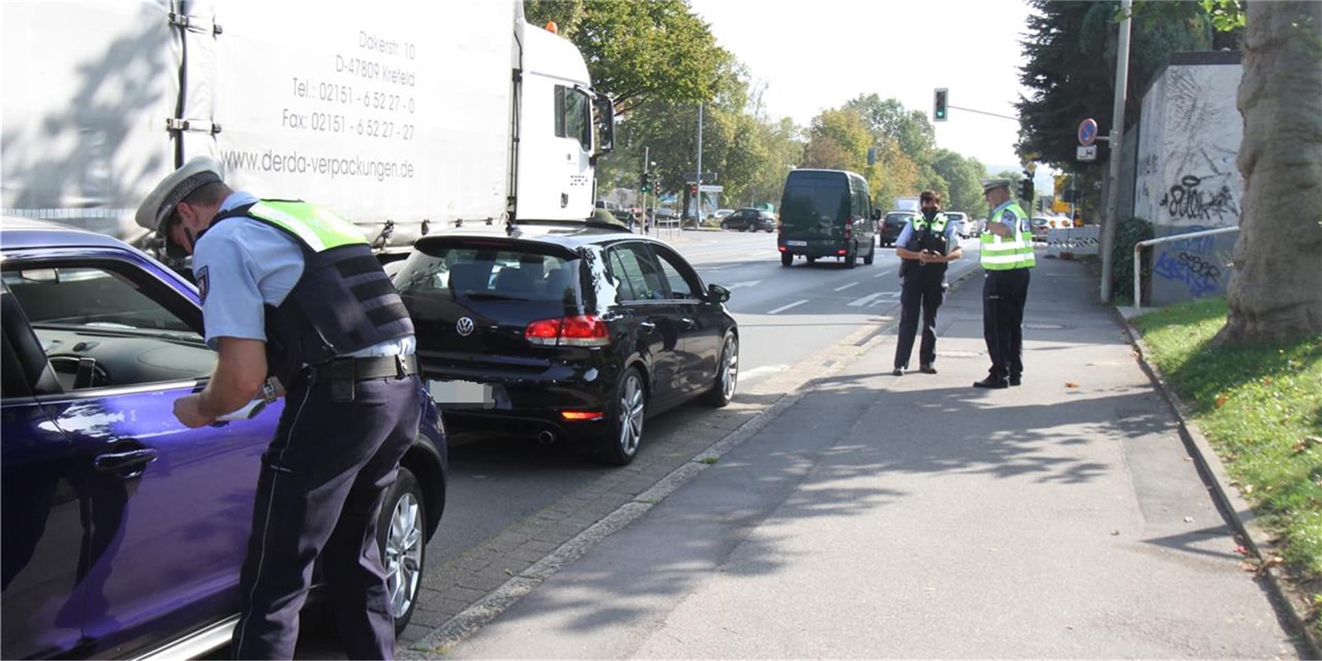 Polizeikontrolle auf der B 236 vor dem Marienkrankenhaus.