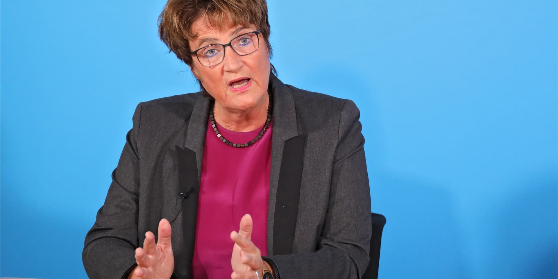 Fröndenbergs Bürgermeisterin Sabina Müller kritisiert die Informationspolitik der DB Netz AG bei der Streckensperrung zwischen Unna und Fröndenberg.