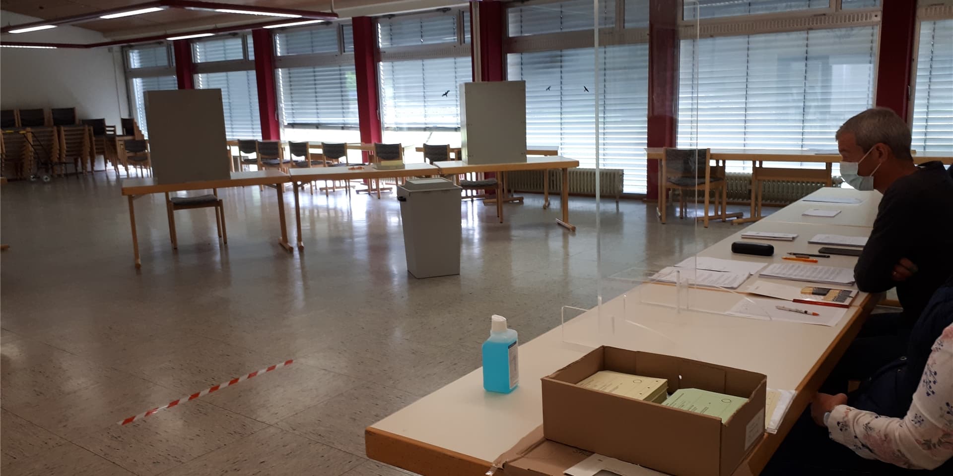 Die Wahlhelfer haben zur Mittagszeit wenig zu tun. Zur Stichwahl ist bedeutend weniger los.