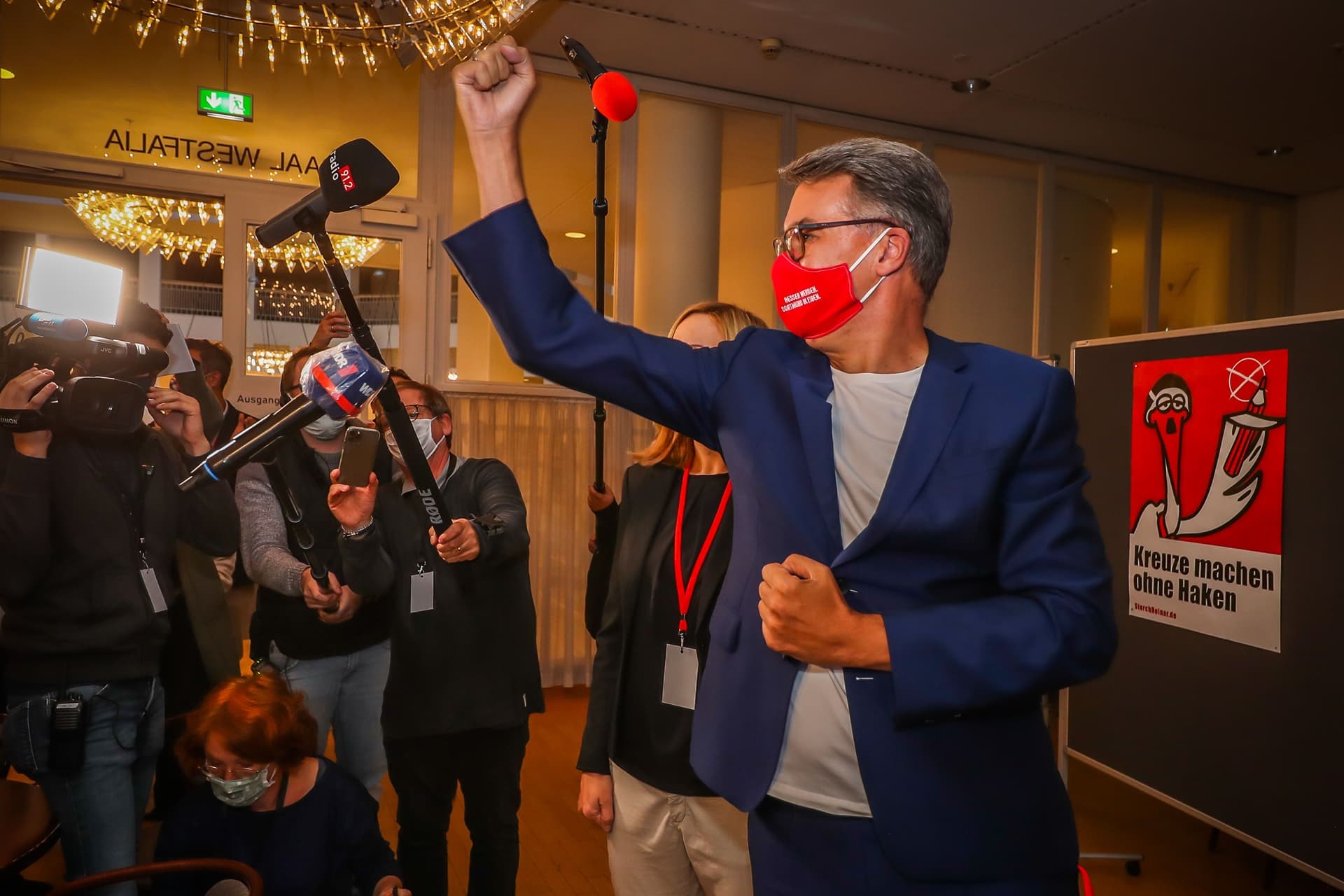 Thomas Westphal (SPD) feiert im Dortmunder Rathaus seinen Sieg bei der Stichwahl ums Oberbürgermeister-Amt.