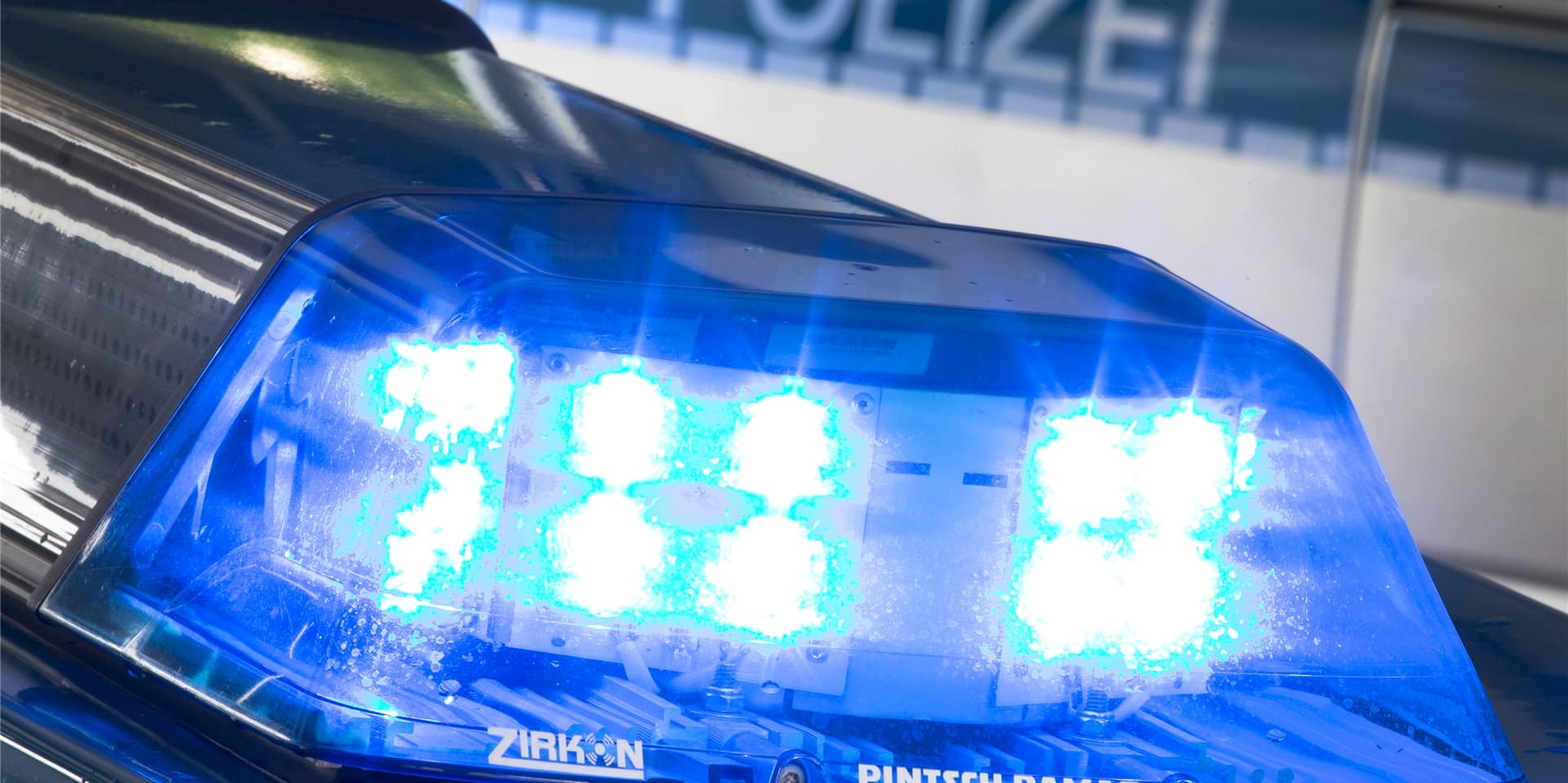 Auf der A2 kam es zu einem Unfall. Ein 35-Jähriger prallte gegen Leitplanke und Auto.