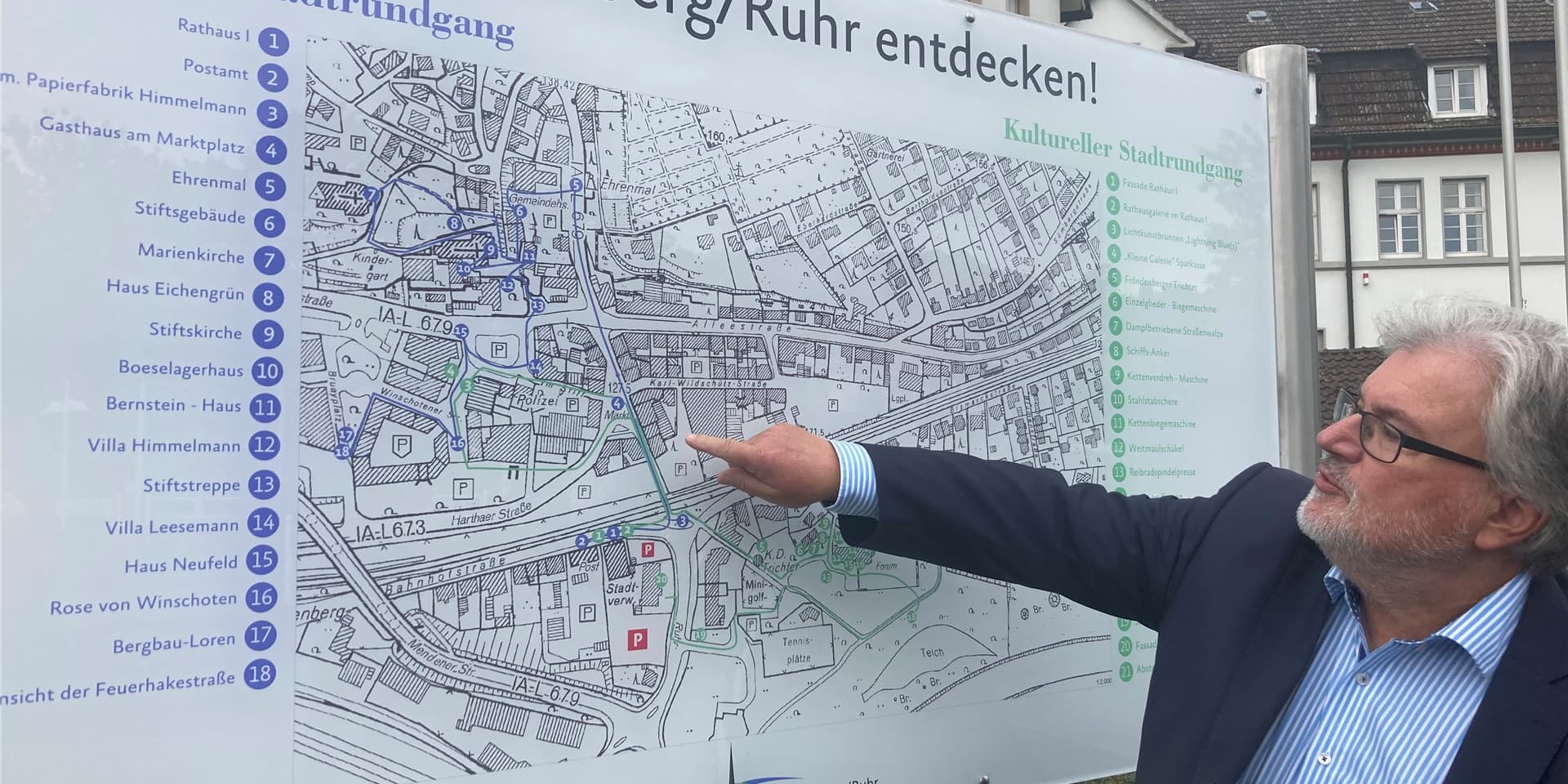 Bürgermeister Friedrich-Wilhelm Rebbe sucht sich bereits die ersten Stopps auf den neuen Stadtrundgängen aus. Er möchte gerne dem Gasthaus am Marktplatz einen Besuch abstatten.