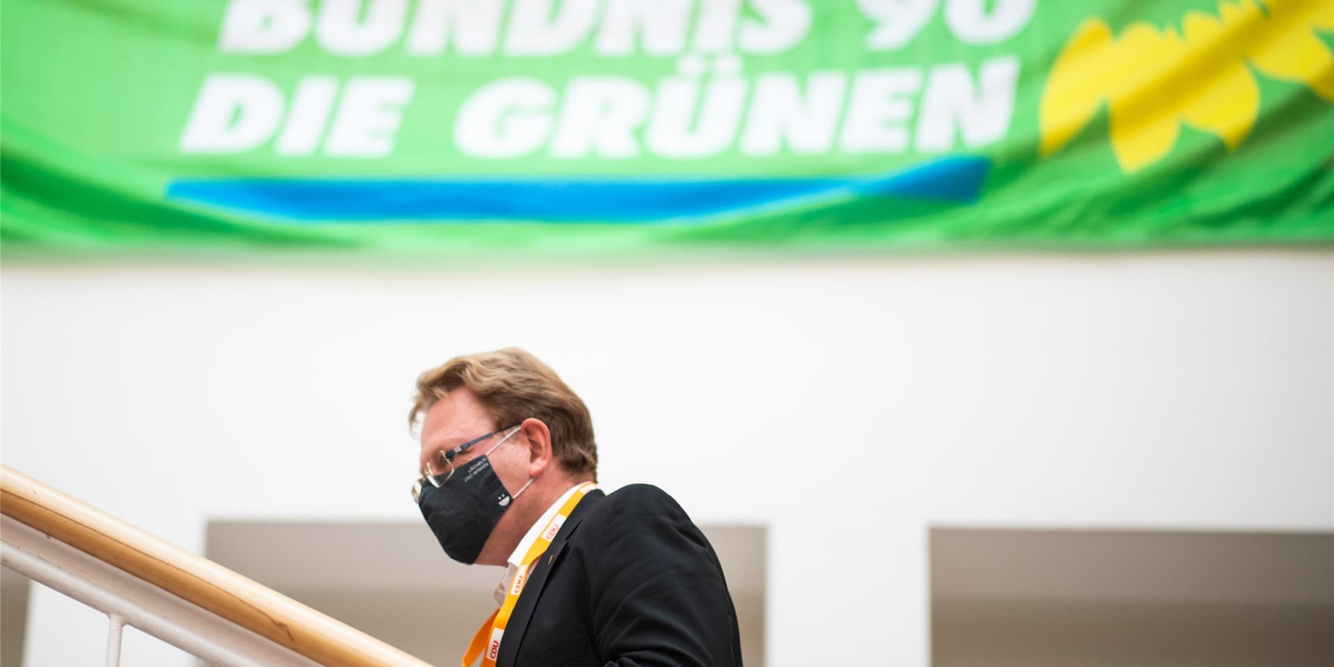 CDU-OB-Kandidat am Wahlabend im Rathaus unter einem Transparent der Grünen.