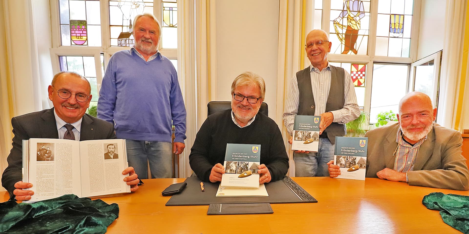 Sparkassen-Vorstandsvorsitzender Klaus Moßmeier, Bodendenkmalpfleger Michael Becker, Bürgermeister Friedrich-Wilhelm Rebbe, Ortsheimatpfleger Alfred Leider und Stadtarchivar Jochen von Nathusius präsentieren den ersten Band der Stadtgeschichte Fröndenbergs.