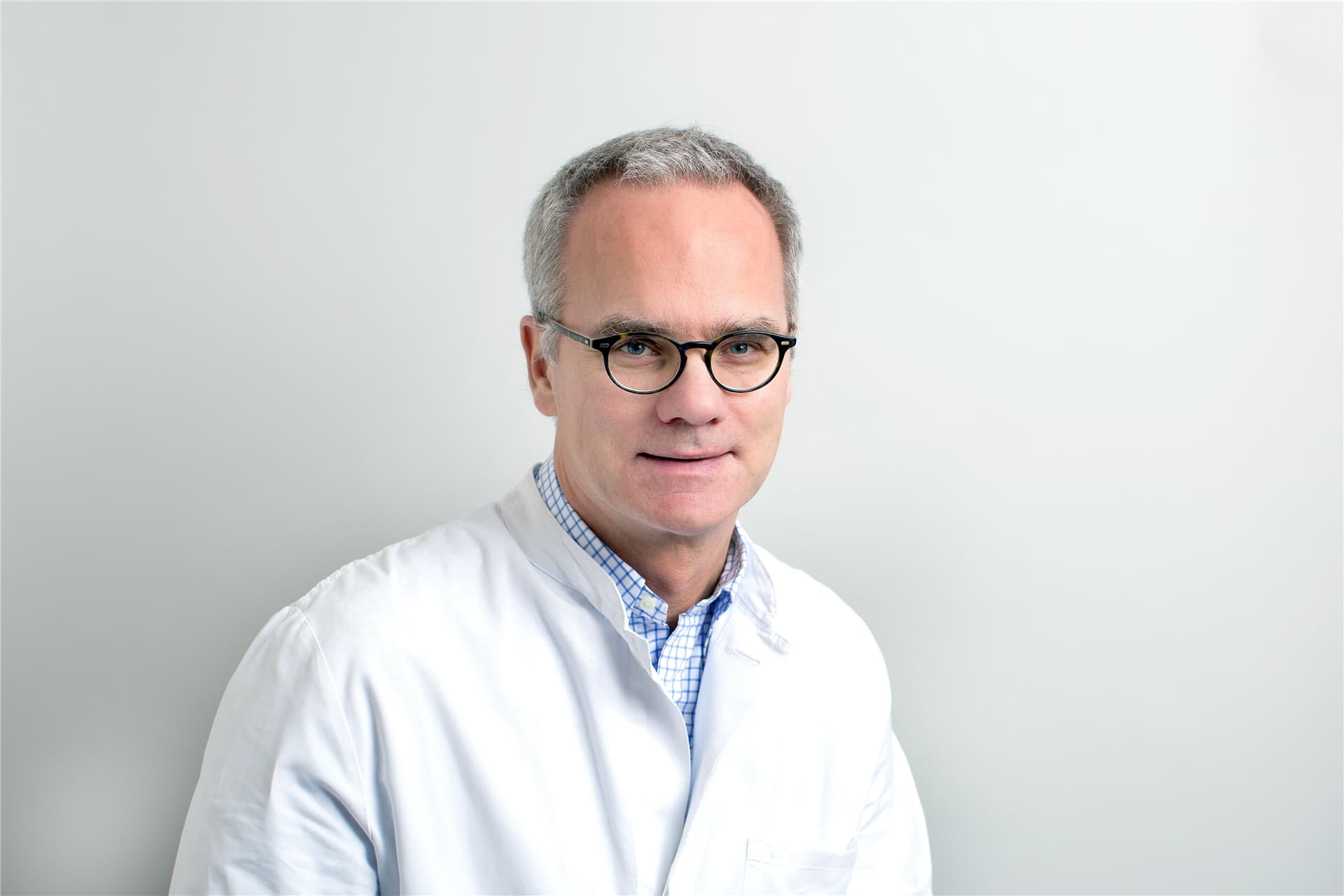 Privatdozent Dr. Thomas W. Spahn, Ärztlicher Direktor des Marienkrankenhauses, versichert, dass Patienten sich in der Klinik sicher fühlen können und Vorsorgeuntersuchungen wie zum Beispiel Darmspiegelungen sowie notwendige Eingriffe nicht mehr aufschieben müssen.