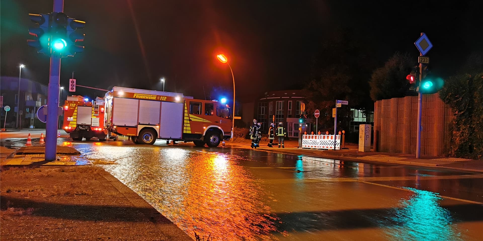 Die vielbefahrene Kreuzung Horster Straße/Hansaring war am frühen Donnerstagmorgen von dem Wasserrohrbruch betroffen.