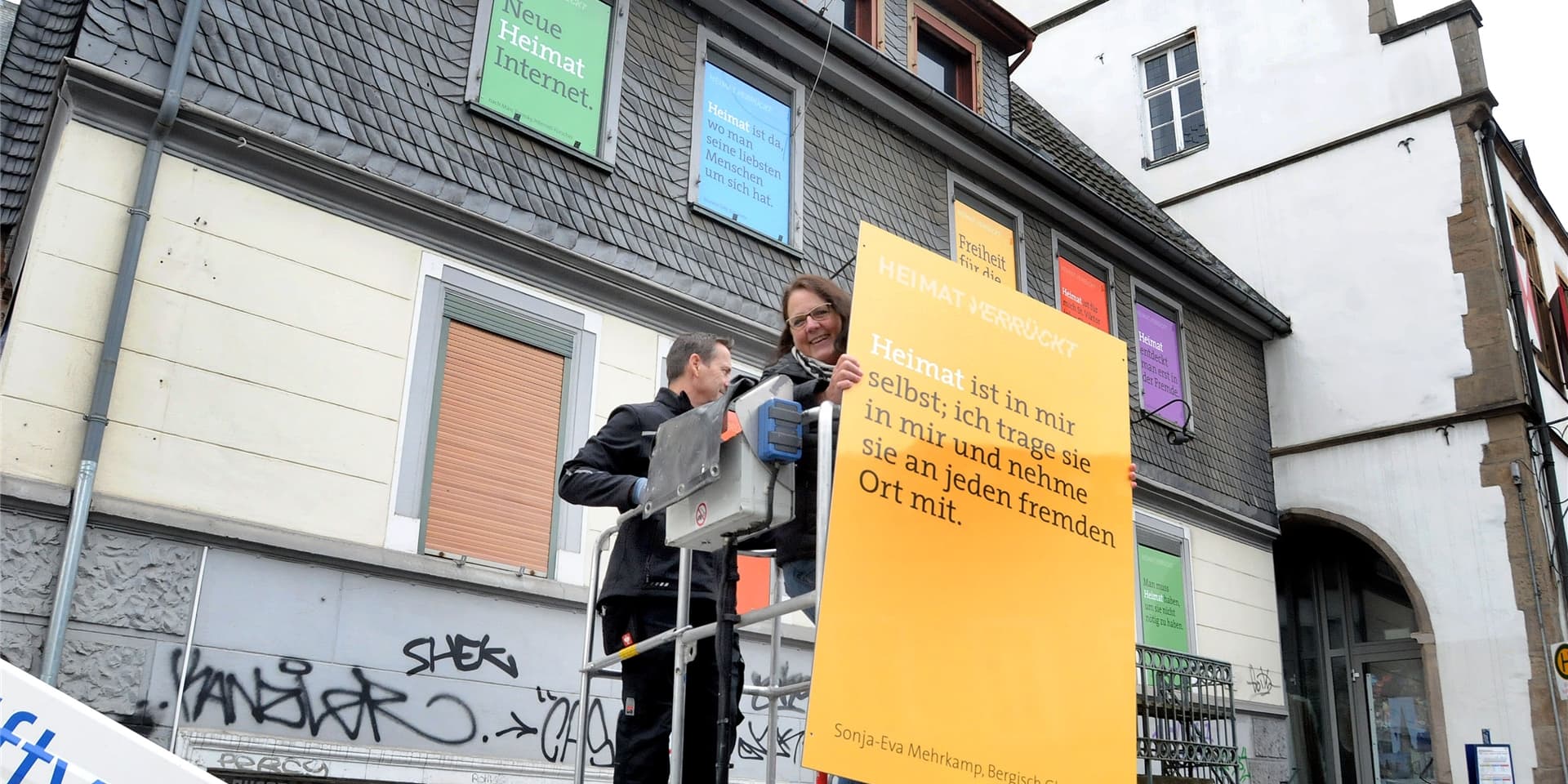 Was ist Heimat? Das hatte die Bürgerstiftung Schwerter Mitte Marktbesucher gefragt. Die Vielschichtigkeit der Antworten zeigt eine Auswahl der Zitate, die Ensemble-Leiterin Martina Horstendahl an der Fassade der Alten Marktschänke anbringen ließ.