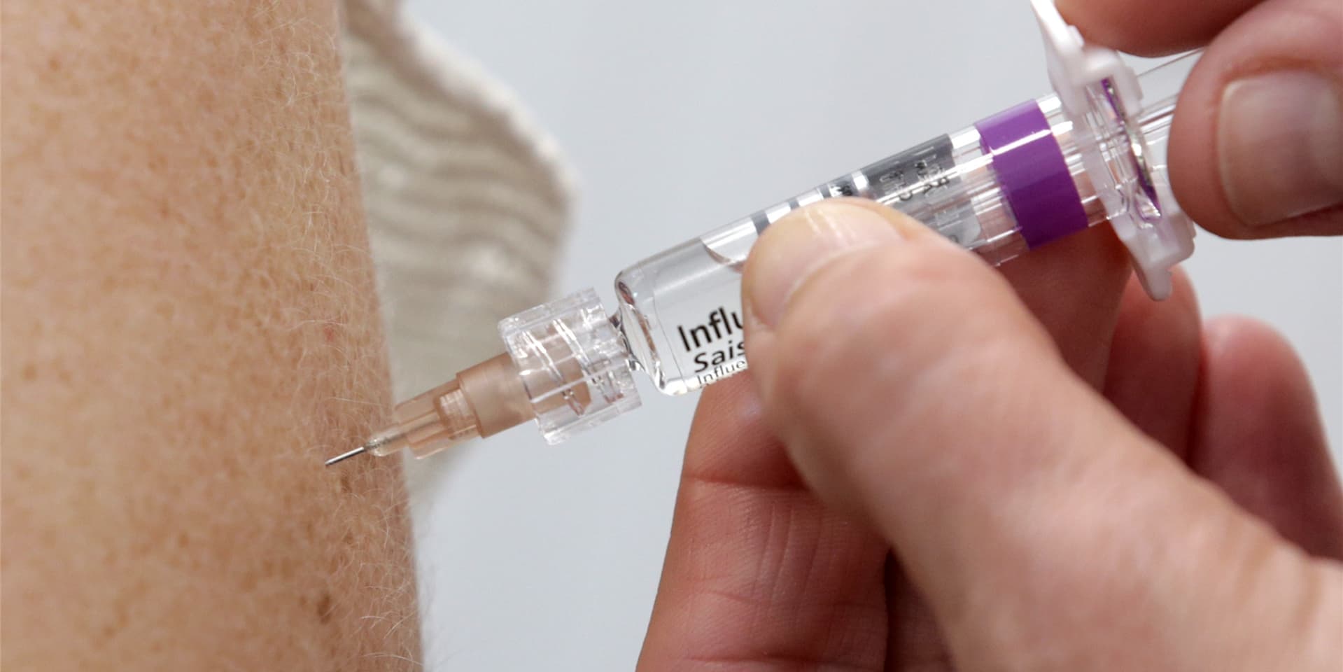 Besonders im Herbst und Winter erkranken viele Menschen an Influenzaviren, die die „echte“ Grippe verursachen. Die stärkste Waffe dagegen ist die Grippeschutzimpfung.