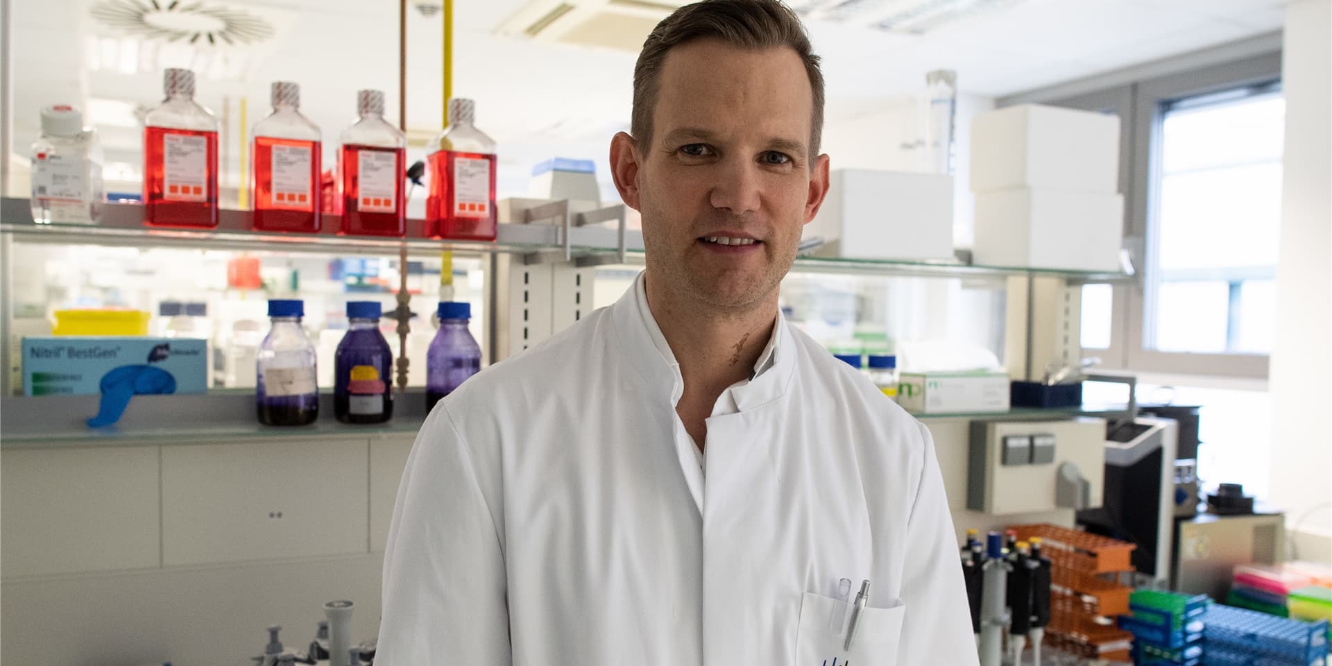 Der Bonner Virologe Hendrik Streeck hält es für möglich, dass es nicht so bald einen Impfstoff gegen das Coronavirus Sars-CoV-2 gibt. (Archivbild)