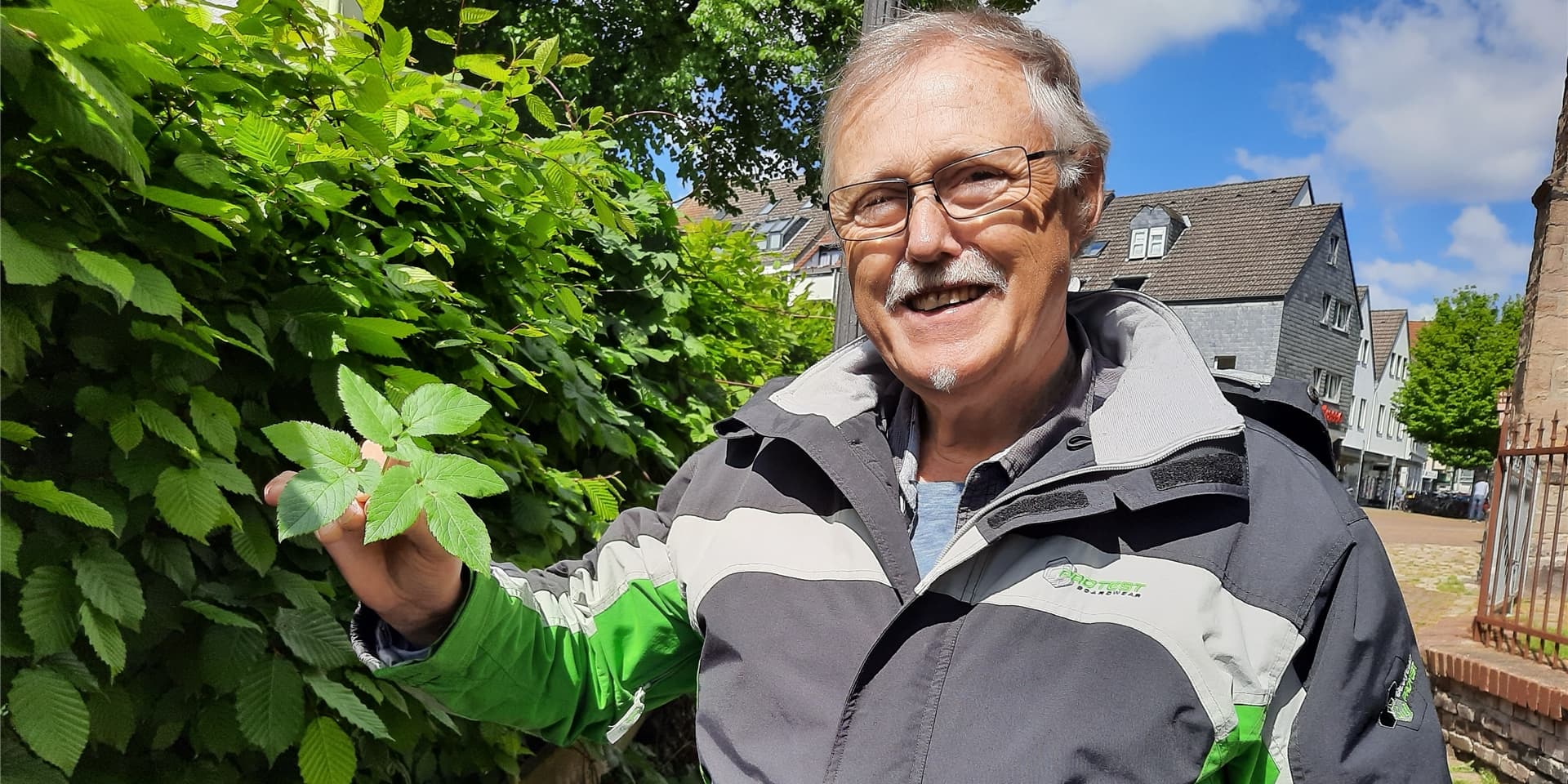 Ferdinand Ziese bietet Kräuterführungen vom Markt bis zur Ruhr an und zeigt bis zu 30 Wildkräuter.