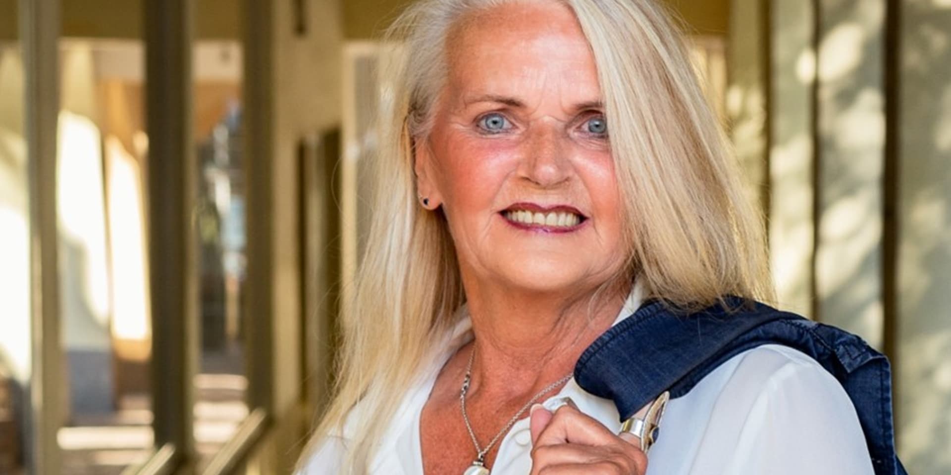 Ingrid Kroll lächelt in die Kamera.