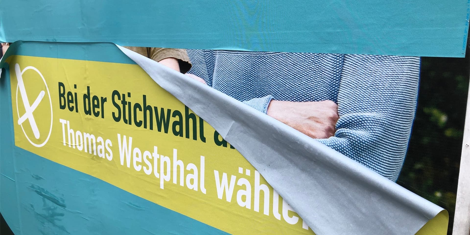 Die Wahl-Werbung der Grünen an der OWIIIa in Dortmund wurde nach der Kommunalwahl von einer anderen Partei überklebt.