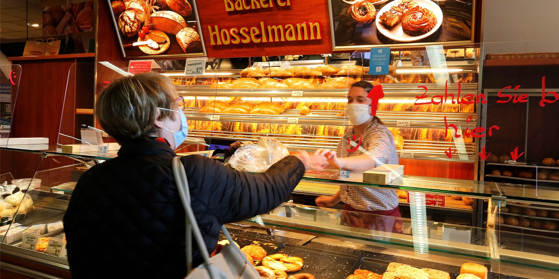 Während die Produktion wieder hochfährt, starten die Filialen zunächst mit einem eingeschränkten Sortiment – hier im Rewe-Markt an der Lünener Straße in Kamen.