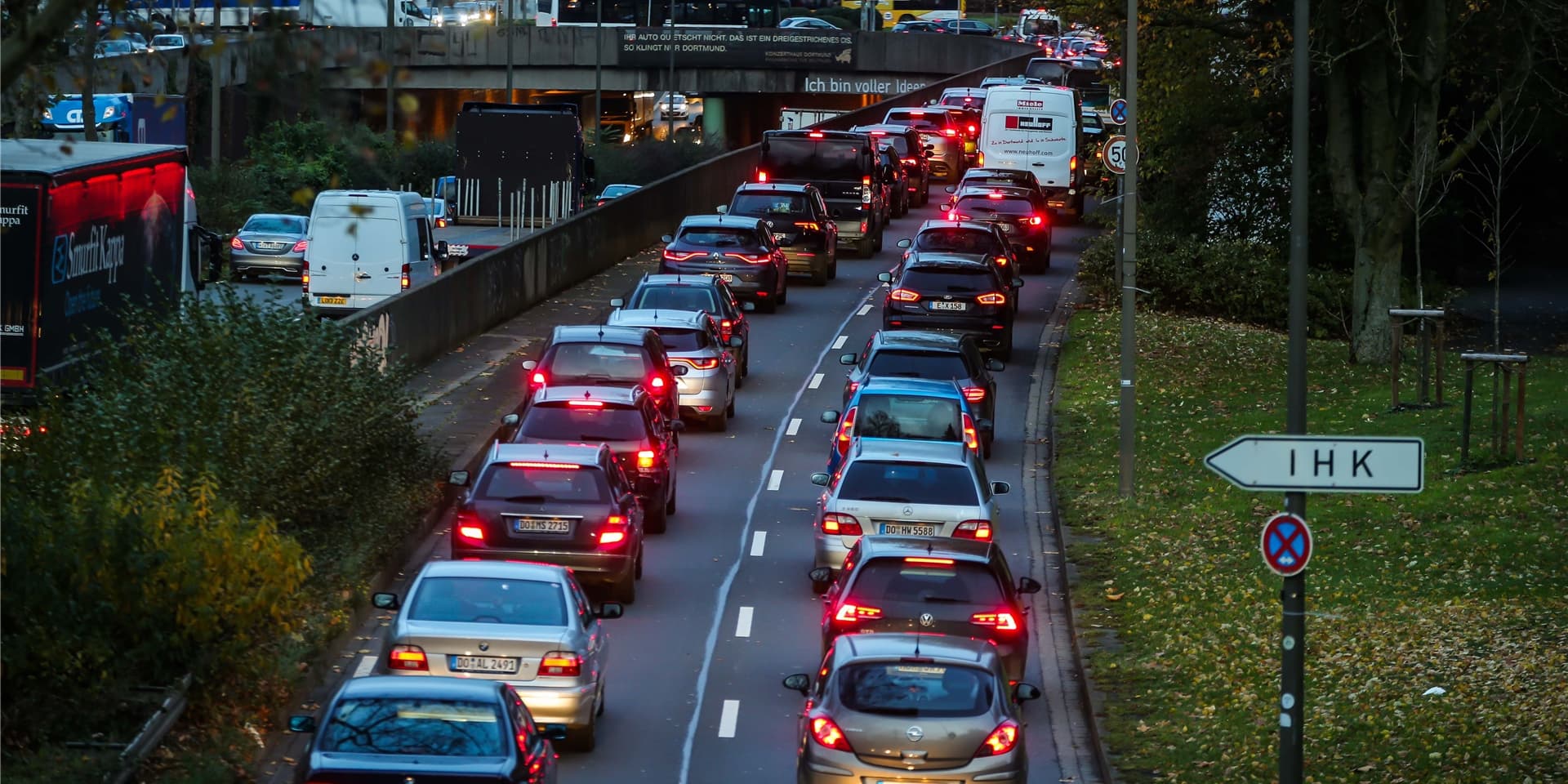 Ein Unfall sorgt für einen langen Stau auf der B1.