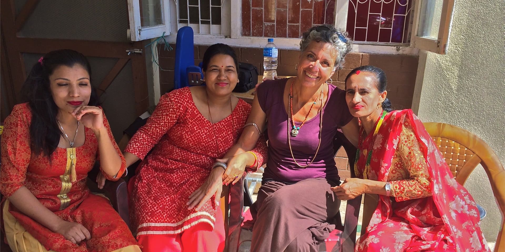 Ein Foto kurz vor der Corona-Pandemie: Dori Rindle (2. v.r.) am „Tag der Hausmütter“ im Kinderheim in Kathmandu mit den drei Hausmüttern (v.l.) Durga, Laxmi und Radika.