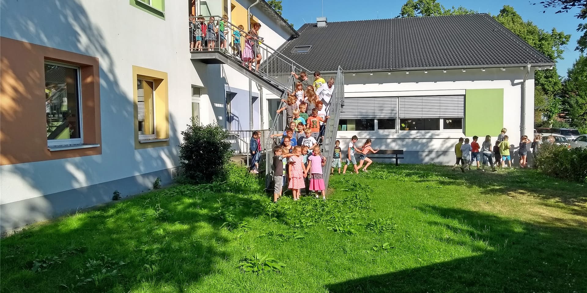 Die Verkehrssituation vor ihrer Schule ist für die Kinder der Kardinal-von-Galen Grundschule in Stockum, hier bei einer Brandschutzübung, nicht ungefährlich.