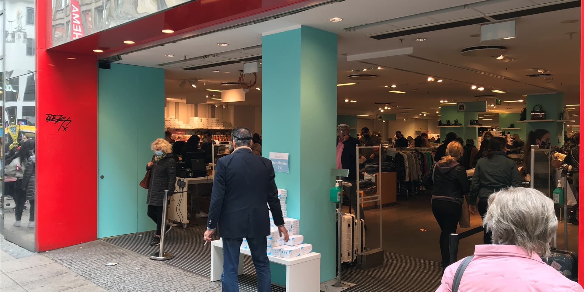 Viele Passanten blieben am Samstag interessiert vor dem neuen Geschäft stehen und gingen für einen ersten Rundgang hinein.