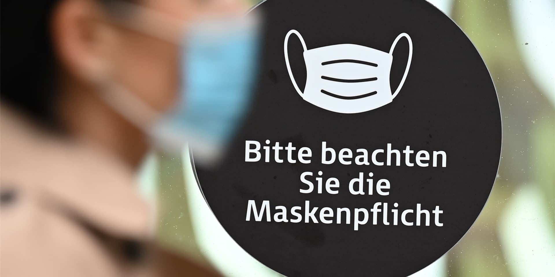 Das Überschreiten der Grenzwerte kann zum Beispiel eine Ausweitung der Maskenpflicht auf Fußgängerzonen bedeuten.