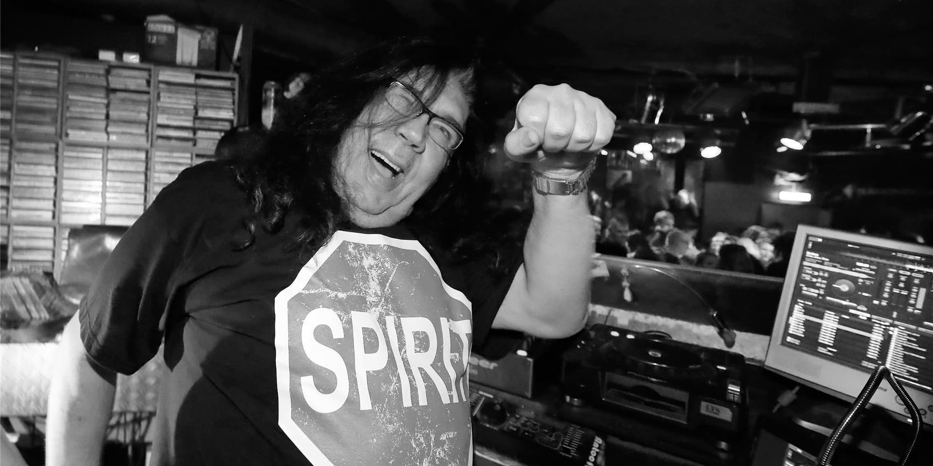 So kannten ihn seine Gäste: DJ Mimmi vor seinem Musikregal und der Tanzfläche im Spirit.