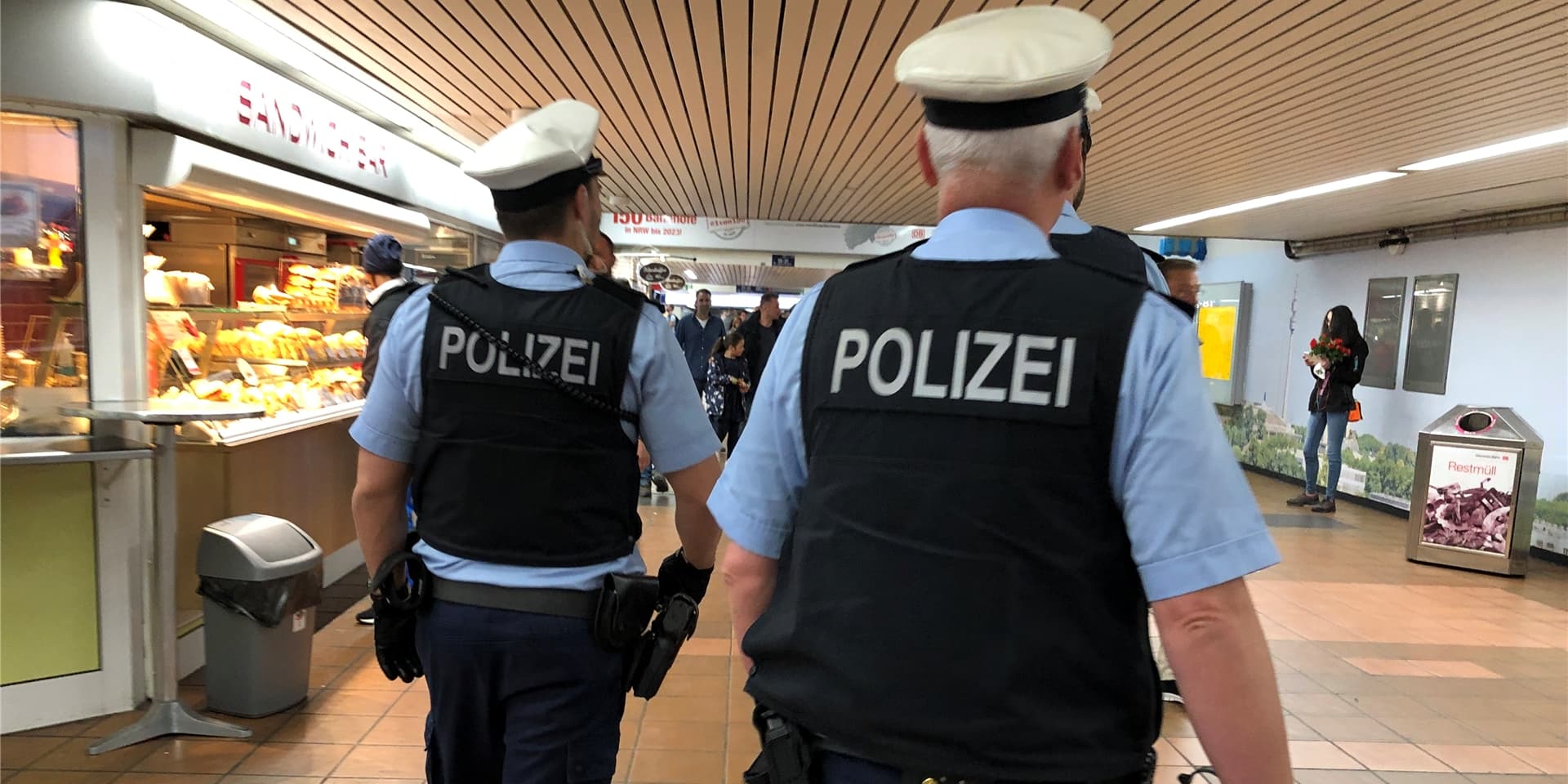 Ein polizeibekannter Mann beleidigte Bundespolizisten als „Rassisten“.