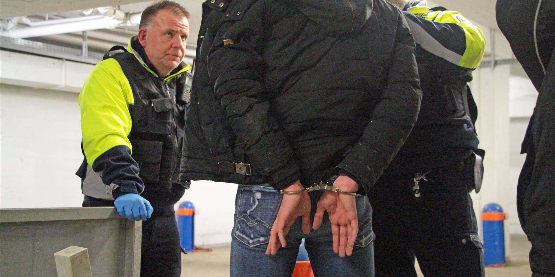 Szene einer Personenüberprüfung an Rosenmontag in der Tiefgarage am Roggenmarkt. Ein nicht unerheblicher Teil der Bürger in Werne fühlt sich in der Innenstadt nicht richtig sicher.