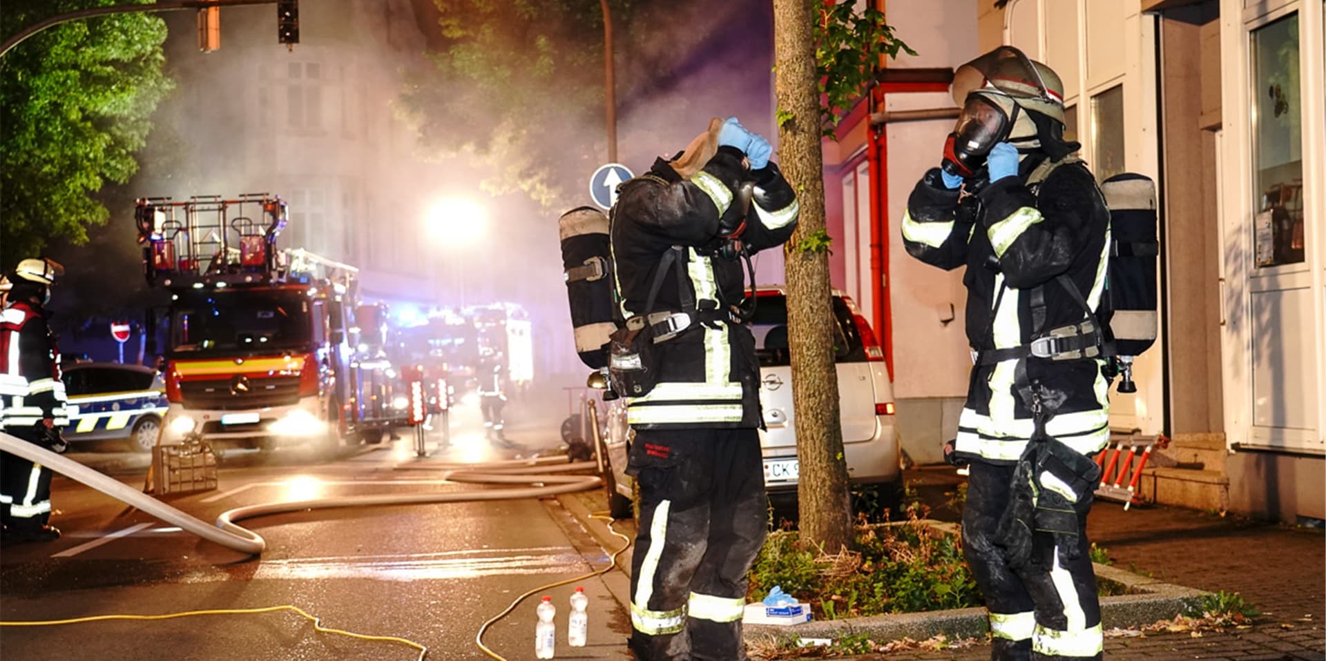 Bei gemeinsamen Fahrten im Einsatzwagen oder beim Kontakt mit hilfebedürftigen Bürgern kommen sich Feuerwehrleute auch untereinander nahe.