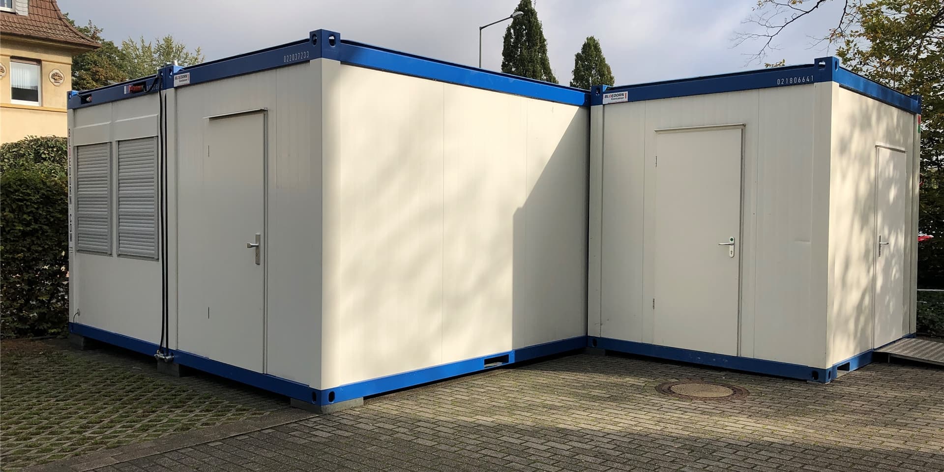 Die Container für das Testzentrum am Gesundheitsamt des Kreises Unna stehen. Doch noch sind die Rollläden unten.  Die Abnahme durch das Bauamt ist aber schon erfolgt.