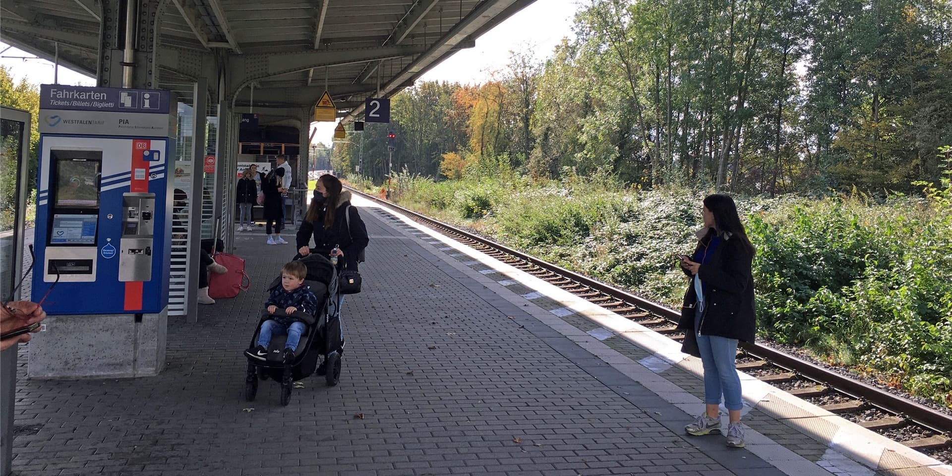 Kaum war die Bahnstrecke zwischen Dortmund und Münster wieder befahrbar, mussten sich die Reisenden, wie hier Samstagvormittag am Bahnhof Werne, mit Verspätungen herumschlagen.