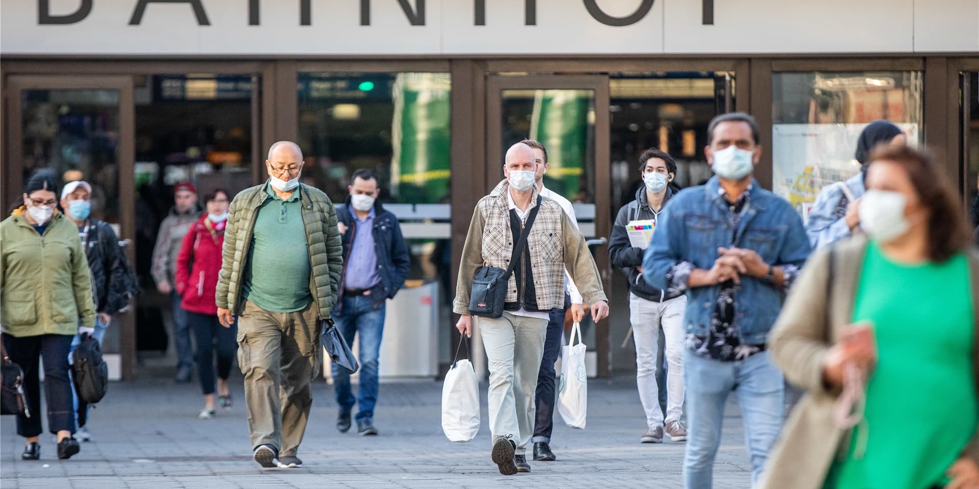 In vielen Städten um Dortmund herum ist die Corona-Warnampel auf „rot“ gesprungen – auch ein Warnsignal für Pendler, die in Dortmund arbeiten und im Risikogebiet wohnen? (Symbolbild)