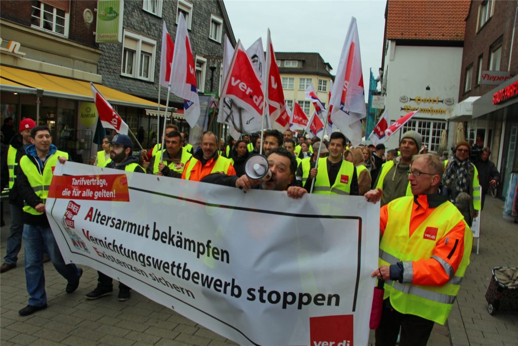title attribut Etwa 150 Demonstranten folgten im April 2017 dem Aufruf der Gewerkschaft Verdi und zogen in einem Protestzug durch die Innenstadt von Werne.