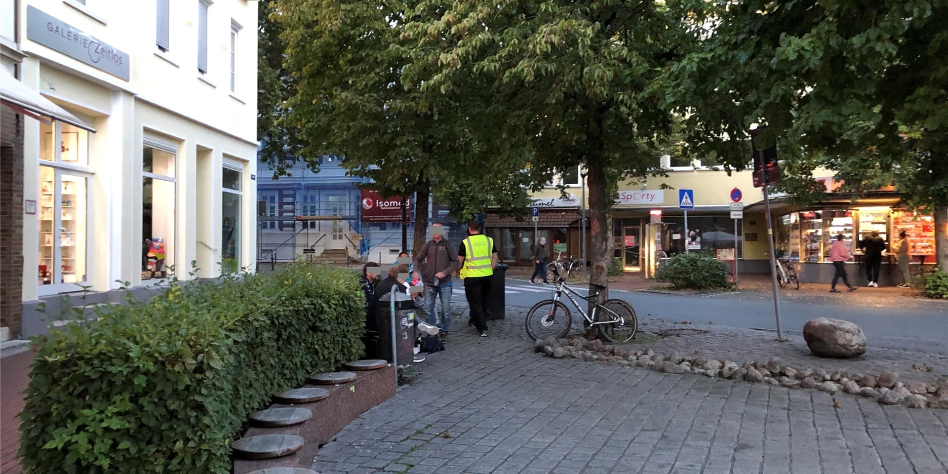 Ein Mann aus der Trinkerszene am Alten Markt in Kamen sorgte am Montagabend für Aufruhr. Er rief die Polizei, weil ein Bekannter seine Musik-Box gestohlen haben sollte. Der Einsatz war schnell wieder vorbei. (Symbolbild)