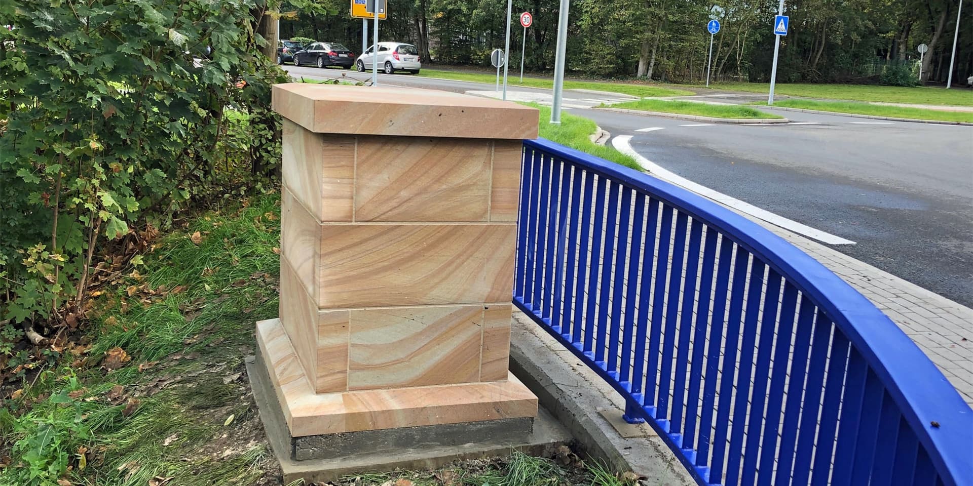 Der Sandstein-Sockel für den Heiligen Nepomuk steht bereits am neuen Kreisverkehr Burg-/Münsterstraße.