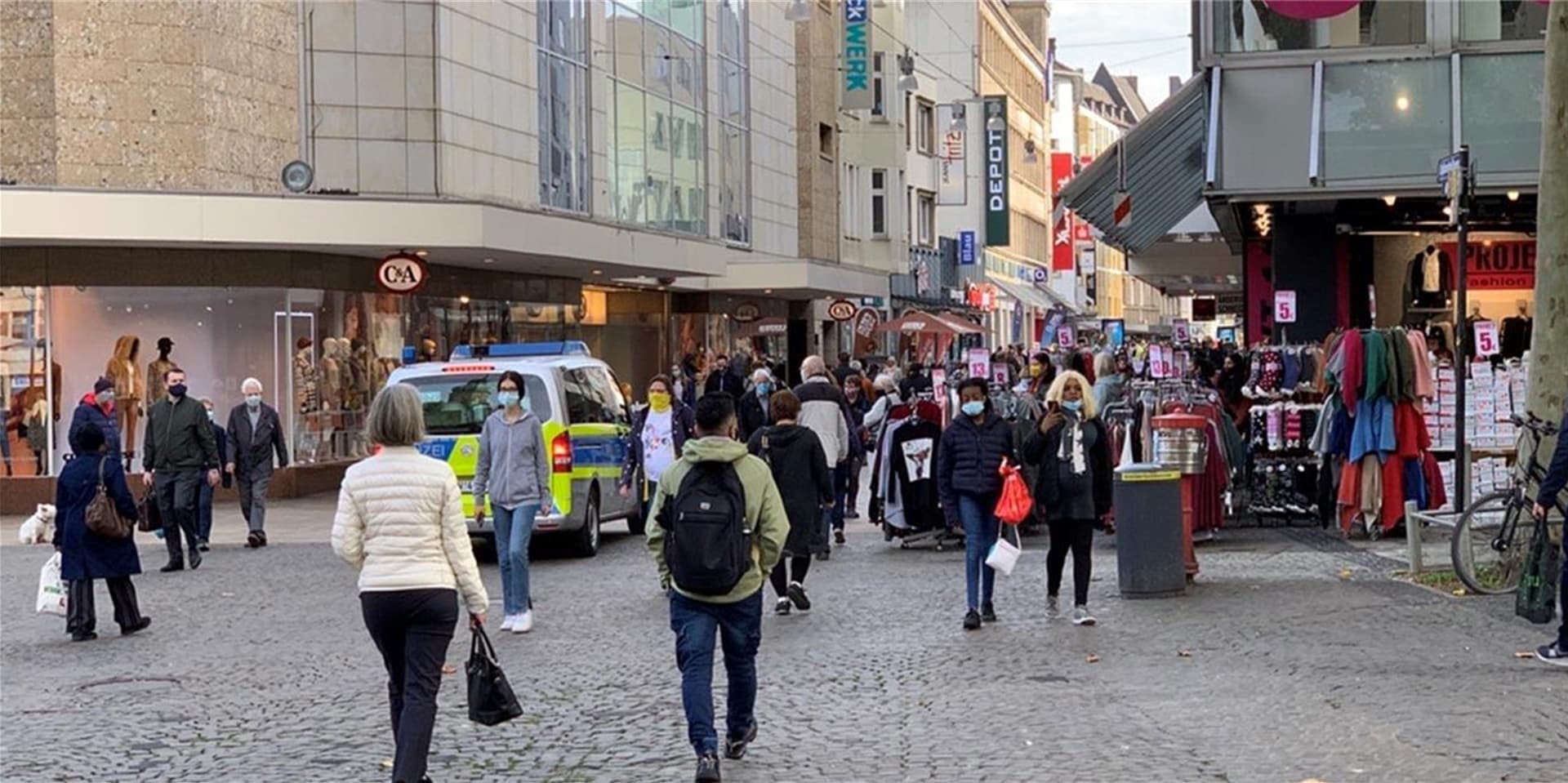 Seit Dienstag (13. Oktober) gilt auf dem Westen- und Ostenhellweg in der Dortmunder City eine Maskenpflicht.
