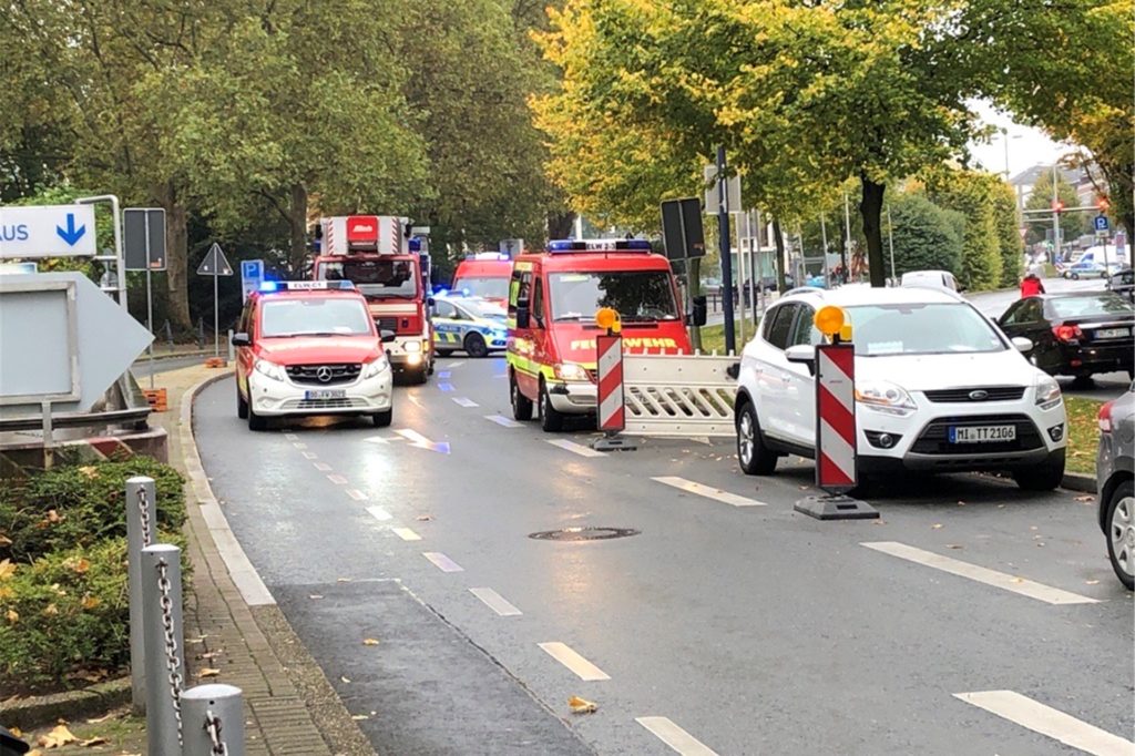 Gegen 13:45 Uhr sind mehrere Feuer- und Polizeiwagen in die Innenstadt ausgerückt.