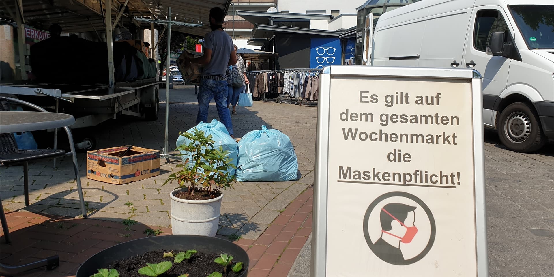 Auf dem gesamten Wochenmarkt in Kamen gilt die Maskenpflicht, aber auch ohne Markt laufen viele Kamener mit Maske durch die Fußgängerzone. Sie sind in diesen Zeiten sehr vorsichtig – und viele treffen auch nur noch ihre Familien und engsten Freunde.