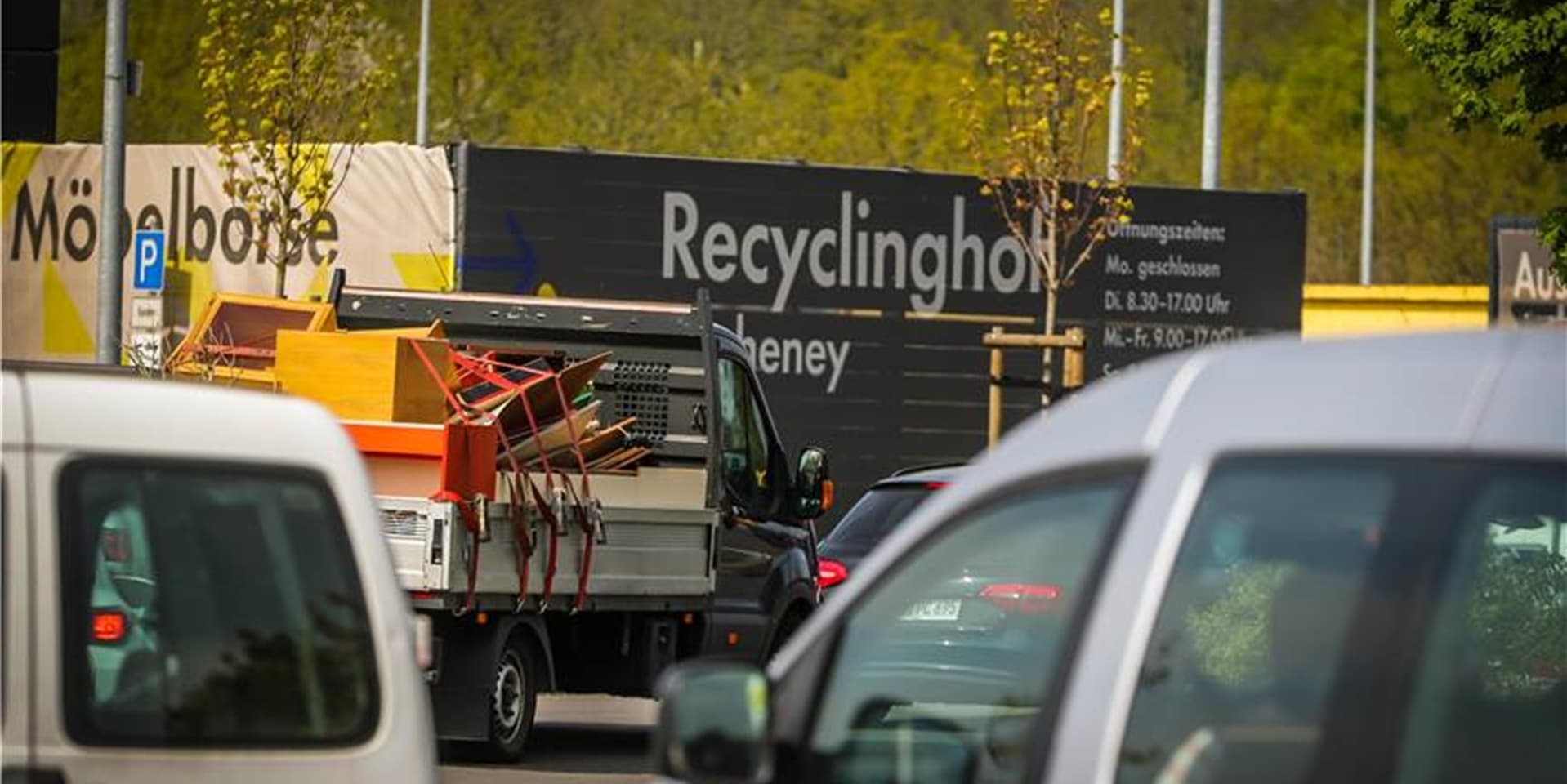 Vor dem Recyclinghof in Hacheney bilden sich regelmäßig lange Schlangen.