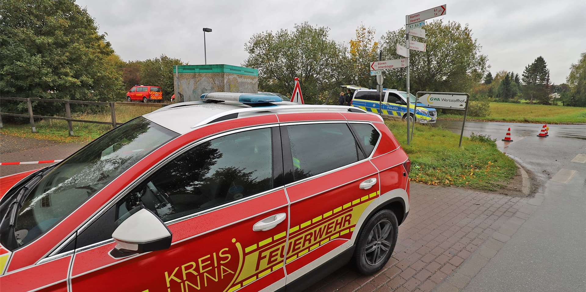 Kein Wunder, dass nicht nur die Kamener Feuerwehr, sondern auch Einsatzkräfte des Kreises zum Einsatz am Wertstoffhof in Heeren-Werve kamen. Immerhin wurde dort Pikrinsäure abgeben. Ein Stoff, der bei falscher Lagerung explodieren kann.