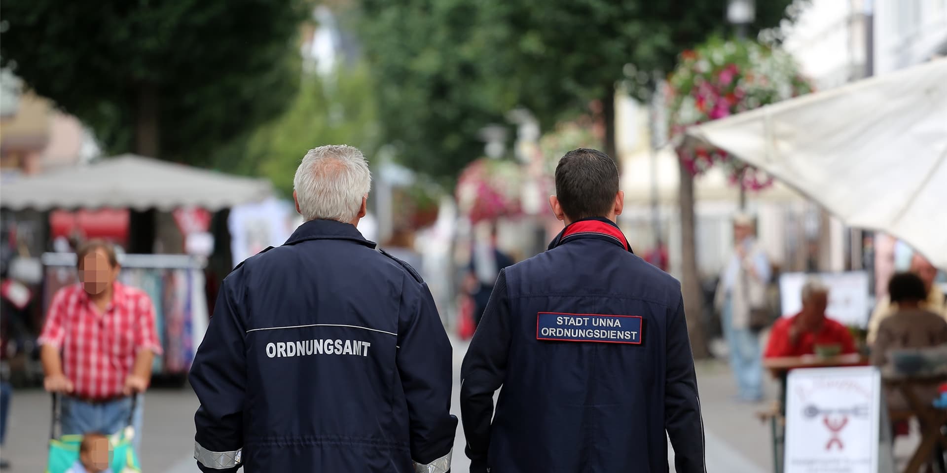 Zwei Mitarbeiter des Ordnungsdienstes patrouillieren in der Unnaer Innenstadt.